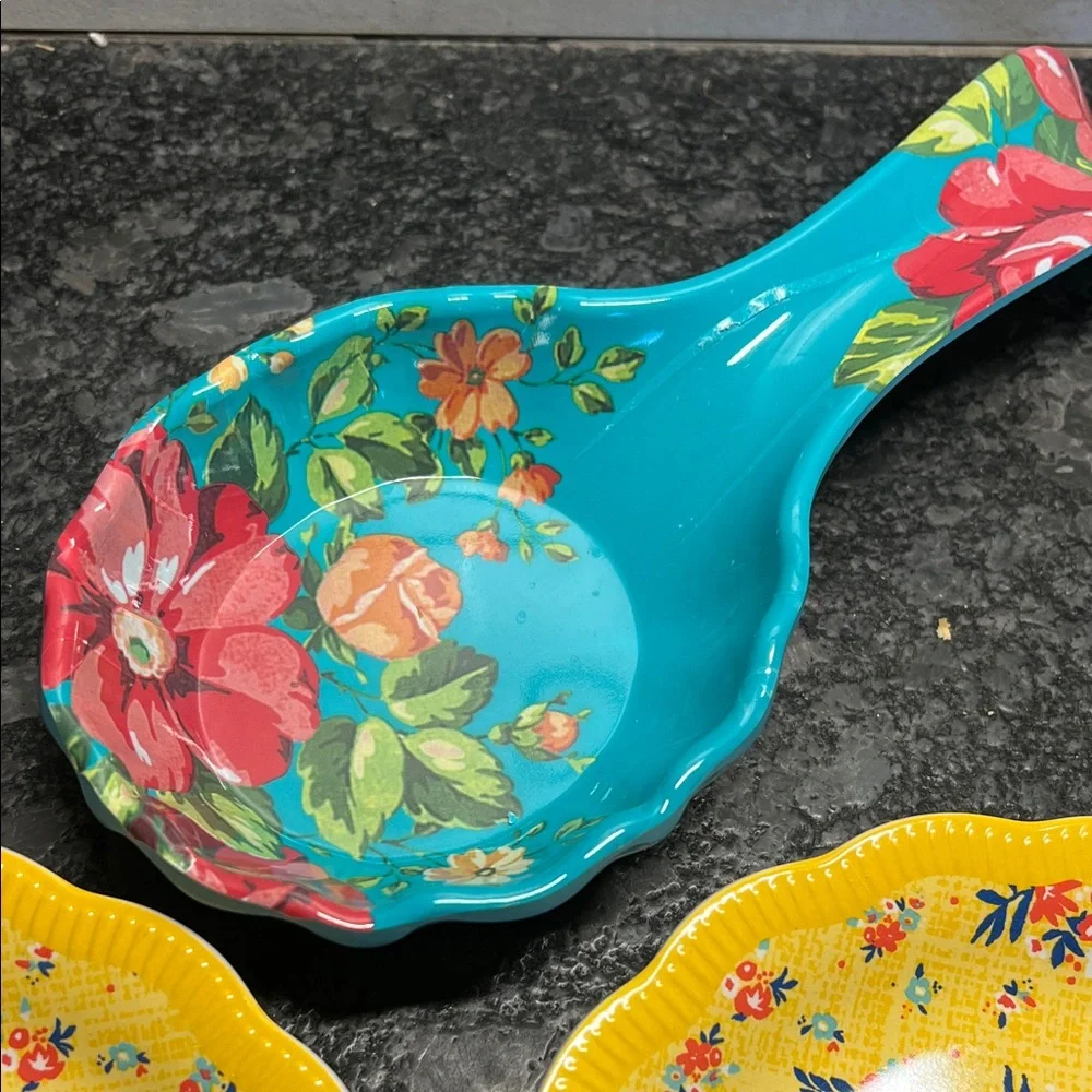Pioneer Woman 6.5” Floral Yellow Plates and Blue Spoon Rest Set. New without box